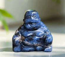 Naložite sliko v pregledovalnik galerije, kipec buda iz sodalita kip buda iz kristalov figura bude sodalit buddha meditacija figura buda dobro počutje dekoracija za dom joga buddha