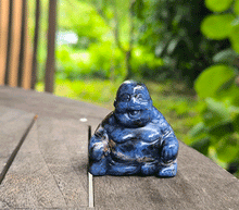 Naložite sliko v pregledovalnik galerije, kipec buda iz sodalita kip buda iz kristalov figura bude sodalit buddha meditacija figura buda dobro počutje dekoracija za dom joga buddha