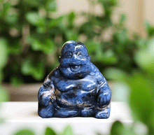 Naložite sliko v pregledovalnik galerije, kipec buda iz sodalita kip buda iz kristalov figura bude sodalit buddha meditacija figura buda dobro počutje dekoracija za dom joga buddha
