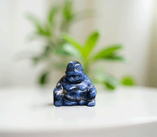 Naložite sliko v pregledovalnik galerije, kipec buda iz sodalita kip buda iz kristalov figura bude sodalit buddha meditacija figura buda dobro počutje dekoracija za dom joga buddha