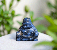 Naložite sliko v pregledovalnik galerije, kipec buda iz sodalita kip buda iz kristalov figura bude sodalit buddha meditacija figura buda dobro počutje dekoracija za dom joga buddha