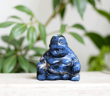 Naložite sliko v pregledovalnik galerije, kipec buda iz sodalita kip buda iz kristalov figura bude sodalit buddha meditacija figura buda dobro počutje dekoracija za dom joga buddha