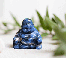 Naložite sliko v pregledovalnik galerije, kipec buda iz sodalita kip buda iz kristalov figura bude sodalit buddha meditacija figura buda dobro počutje dekoracija za dom joga buddha
