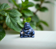 Naložite sliko v pregledovalnik galerije, kipec buda iz sodalita kip buda iz kristalov figura bude sodalit buddha meditacija figura buda dobro počutje dekoracija za dom joga buddha