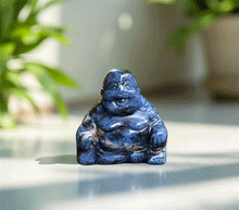 Naložite sliko v pregledovalnik galerije, kipec buda iz sodalita kip buda iz kristalov figura bude sodalit buddha meditacija figura buda dobro počutje dekoracija za dom joga buddha