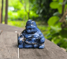 Naložite sliko v pregledovalnik galerije, kipec buda iz sodalita kip buda iz kristalov figura bude sodalit buddha meditacija figura buda dobro počutje dekoracija za dom joga buddha