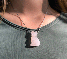 Naložite sliko v pregledovalnik galerije, obesek roževec mačka obesek muca roževec kristal talisman roževec mačke kristali poldragi kamni mačka nakit kristali mačka