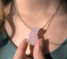 Naložite sliko v pregledovalnik galerije, obesek roževec mačka obesek muca roževec kristal talisman roževec mačke kristali poldragi kamni mačka nakit kristali mačka