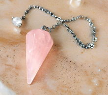 Naložite sliko v pregledovalnik galerije, nihalo roževec talisman nihalo iz rozevec kristalno nihalo kristali nihalo poldragikamni nihala merjenje energije nihala