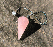 Naložite sliko v pregledovalnik galerije, nihalo roževec talisman nihalo iz rozevec kristalno nihalo kristali nihalo poldragikamni nihala merjenje energije nihala