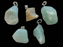 Naložite sliko v pregledovalnik galerije, kristali surov obesek iz kristalov obesek podragi kamni obeski iz kristalov poldragi kamni obeski amazonit talisman iz kristalov talisman poldragi kamni amazonit