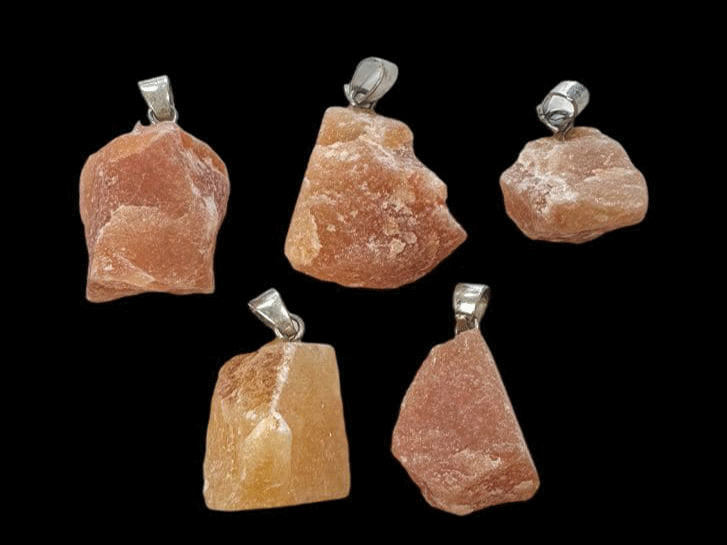 kristali surov obesek iz kristalov obesek podragi kamni obeski iz kristalov poldragi kamni obeski oranžni aventurin talisman iz kristalov talisman poldragi kamni oranžni aventurin