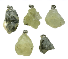 Naložite sliko v pregledovalnik galerije, kristali neobdelan obesek prehnit iz kristalov obesek podragi kamni obeski iz kristalov poldragi kamni obeski prehnit talisman iz kristalov talisman poldragi kamni prehnit nakit