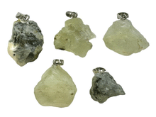 Naložite sliko v pregledovalnik galerije, kristali neobdelan obesek prehnit iz kristalov obesek podragi kamni obeski iz kristalov poldragi kamni obeski prehnit talisman iz kristalov talisman poldragi kamni prehnit nakit