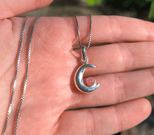 Naložite sliko v pregledovalnik galerije, srebrni obesek luna 925 kristal rodohrozit nakit srebro 925 luna rodohrozit zenski nakit kristali poldragi kamni nakit lunin obesek iz srebra
