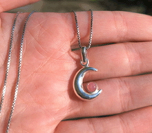 Naložite sliko v pregledovalnik galerije, srebrni obesek luna 925 kristal rodohrozit nakit srebro 925 luna rodohrozit zenski nakit kristali poldragi kamni nakit lunin obesek iz srebra