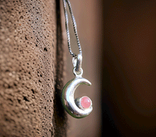 Naložite sliko v pregledovalnik galerije, srebrni obesek luna 925 kristal rodohrozit nakit srebro 925 luna rodohrozit zenski nakit kristali poldragi kamni nakit lunin obesek iz srebra