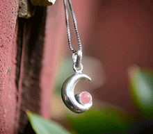 Naložite sliko v pregledovalnik galerije, srebrni obesek luna 925 kristal rodohrozit nakit srebro 925 luna rodohrozit zenski nakit kristali poldragi kamni nakit lunin obesek iz srebra