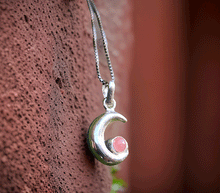 Naložite sliko v pregledovalnik galerije, srebrni obesek luna 925 kristal rodohrozit nakit srebro 925 luna rodohrozit zenski nakit kristali poldragi kamni nakit lunin obesek iz srebra