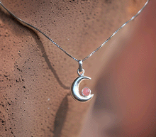 Naložite sliko v pregledovalnik galerije, srebrni obesek luna 925 kristal rodohrozit nakit srebro 925 luna rodohrozit zenski nakit kristali poldragi kamni nakit lunin obesek iz srebra