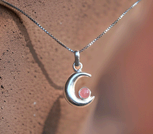 Naložite sliko v pregledovalnik galerije, srebrni obesek luna 925 kristal rodohrozit nakit srebro 925 luna rodohrozit zenski nakit kristali poldragi kamni nakit lunin obesek iz srebra