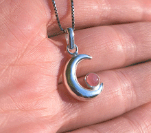 Naložite sliko v pregledovalnik galerije, srebrni obesek luna 925 kristal rodohrozit nakit srebro 925 luna rodohrozit zenski nakit kristali poldragi kamni nakit lunin obesek iz srebra