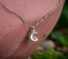 Naložite sliko v pregledovalnik galerije, srebrni obesek luna 925 kristal rodohrozit nakit srebro 925 luna rodohrozit zenski nakit kristali poldragi kamni nakit lunin obesek iz srebra