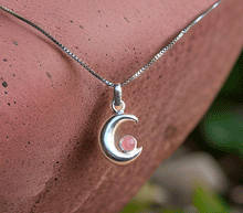 Naložite sliko v pregledovalnik galerije, srebrni obesek luna 925 kristal rodohrozit nakit srebro 925 luna rodohrozit zenski nakit kristali poldragi kamni nakit lunin obesek iz srebra