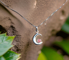 Naložite sliko v pregledovalnik galerije, srebrni obesek luna 925 kristal rodohrozit nakit srebro 925 luna rodohrozit zenski nakit kristali poldragi kamni nakit lunin obesek iz srebra