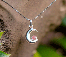 Naložite sliko v pregledovalnik galerije, srebrni obesek luna 925 kristal rodohrozit nakit srebro 925 luna rodohrozit zenski nakit kristali poldragi kamni nakit lunin obesek iz srebra