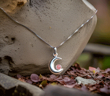 Naložite sliko v pregledovalnik galerije, srebrni obesek luna 925 kristal rodohrozit nakit srebro 925 luna rodohrozit zenski nakit kristali poldragi kamni nakit lunin obesek iz srebra