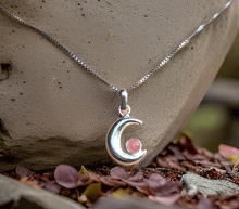 Naložite sliko v pregledovalnik galerije, srebrni obesek luna 925 kristal rodohrozit nakit srebro 925 luna rodohrozit zenski nakit kristali poldragi kamni nakit lunin obesek iz srebra