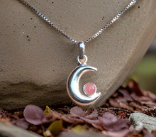 Naložite sliko v pregledovalnik galerije, srebrni obesek luna 925 kristal rodohrozit nakit srebro 925 luna rodohrozit zenski nakit kristali poldragi kamni nakit lunin obesek iz srebra