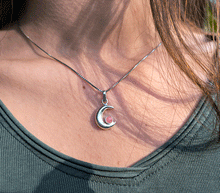 Naložite sliko v pregledovalnik galerije, srebrni obesek luna 925 kristal rodohrozit nakit srebro 925 luna rodohrozit zenski nakit kristali poldragi kamni nakit lunin obesek iz srebra