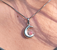 Naložite sliko v pregledovalnik galerije, srebrni obesek luna 925 kristal rodohrozit nakit srebro 925 luna rodohrozit zenski nakit kristali poldragi kamni nakit lunin obesek iz srebra