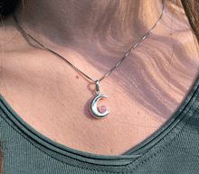 Naložite sliko v pregledovalnik galerije, srebrni obesek luna 925 kristal rodohrozit nakit srebro 925 luna rodohrozit zenski nakit kristali poldragi kamni nakit lunin obesek iz srebra