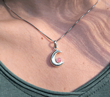 Naložite sliko v pregledovalnik galerije, srebrni obesek luna 925 kristal rodohrozit nakit srebro 925 luna rodohrozit zenski nakit kristali poldragi kamni nakit lunin obesek iz srebra