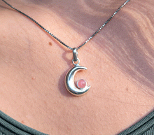 Naložite sliko v pregledovalnik galerije, srebrni obesek luna 925 kristal rodohrozit nakit srebro 925 luna rodohrozit zenski nakit kristali poldragi kamni nakit lunin obesek iz srebra