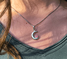 Naložite sliko v pregledovalnik galerije, srebrni obesek luna 925 kristal rodohrozit nakit srebro 925 luna rodohrozit zenski nakit kristali poldragi kamni nakit lunin obesek iz srebra