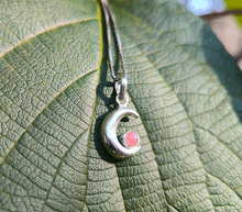 Naložite sliko v pregledovalnik galerije, srebrni obesek luna 925 kristal rodohrozit nakit srebro 925 luna rodohrozit zenski nakit kristali poldragi kamni nakit lunin obesek iz srebra