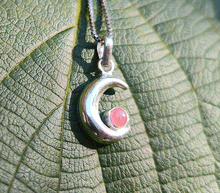Naložite sliko v pregledovalnik galerije, srebrni obesek luna 925 kristal rodohrozit nakit srebro 925 luna rodohrozit zenski nakit kristali poldragi kamni nakit lunin obesek iz srebra