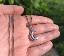 Naložite sliko v pregledovalnik galerije, srebrni obesek luna 925 kristal rodohrozit nakit srebro 925 luna rodohrozit zenski nakit kristali poldragi kamni nakit lunin obesek iz srebra