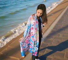 Naložite sliko v pregledovalnik galerije, obojestranski ženski šal poletni šali modni sal pisani sali cvetlice prehodni sal viskoza svila barvit ženski šali moda udoben šal mehek obojestranski sal jesenski šal cvetlični ženski šal