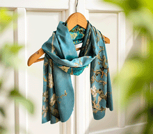 Naložite sliko v pregledovalnik galerije, obojestranski ženski šal poletni šali modni sal pisani sali cvetlice prehodni sal viskoza svila barvit ženski šali moda udoben šal mehek obojestranski sal jesenski šal cvetlični ženski šal