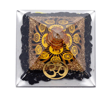 Naložite sliko v pregledovalnik galerije, orgonit piramida crni turmalin kristali zaščita zascita elektromagnetno sevanje orgonit piramida kristali črni turmalin spirala kristali poldragi kamni piramide piramida moč moc orgonit piramida orgonit elektrosmog aum simbol