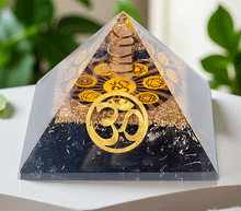 Naložite sliko v pregledovalnik galerije, orgonit piramida crni turmalin kristali zaščita zascita elektromagnetno sevanje orgonit piramida kristali črni turmalin spirala kristali poldragi kamni piramide piramida moč moc orgonit piramida orgonit elektrosmog aum simbol