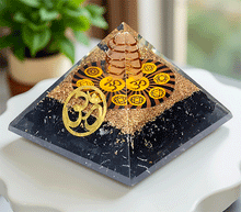 Naložite sliko v pregledovalnik galerije, orgonit piramida crni turmalin kristali zaščita zascita elektromagnetno sevanje orgonit piramida kristali črni turmalin spirala kristali poldragi kamni piramide piramida moč moc orgonit piramida orgonit elektrosmog aum simbol