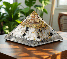 Naložite sliko v pregledovalnik galerije, orgonit piramida mesecev kamen kristali zaščita zascita elektromagnetno sevanje orgonit piramida kristali lunin kamen spirala kristali poldragi kamni piramide piramida moč moc orgonit piramida orgonit elektrosmog