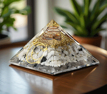Naložite sliko v pregledovalnik galerije, orgonit piramida mesecev kamen kristali zaščita zascita elektromagnetno sevanje orgonit piramida kristali lunin kamen spirala kristali poldragi kamni piramide piramida moč moc orgonit piramida orgonit elektrosmog