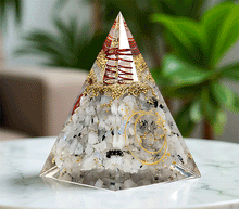 Naložite sliko v pregledovalnik galerije, orgonit piramida mesecev kamen kristali zaščita zascita elektromagnetno sevanje orgonit piramida kristali lunin kamen spirala kristali poldragi kamni piramide piramida moč moc orgonit piramida orgonit elektrosmog